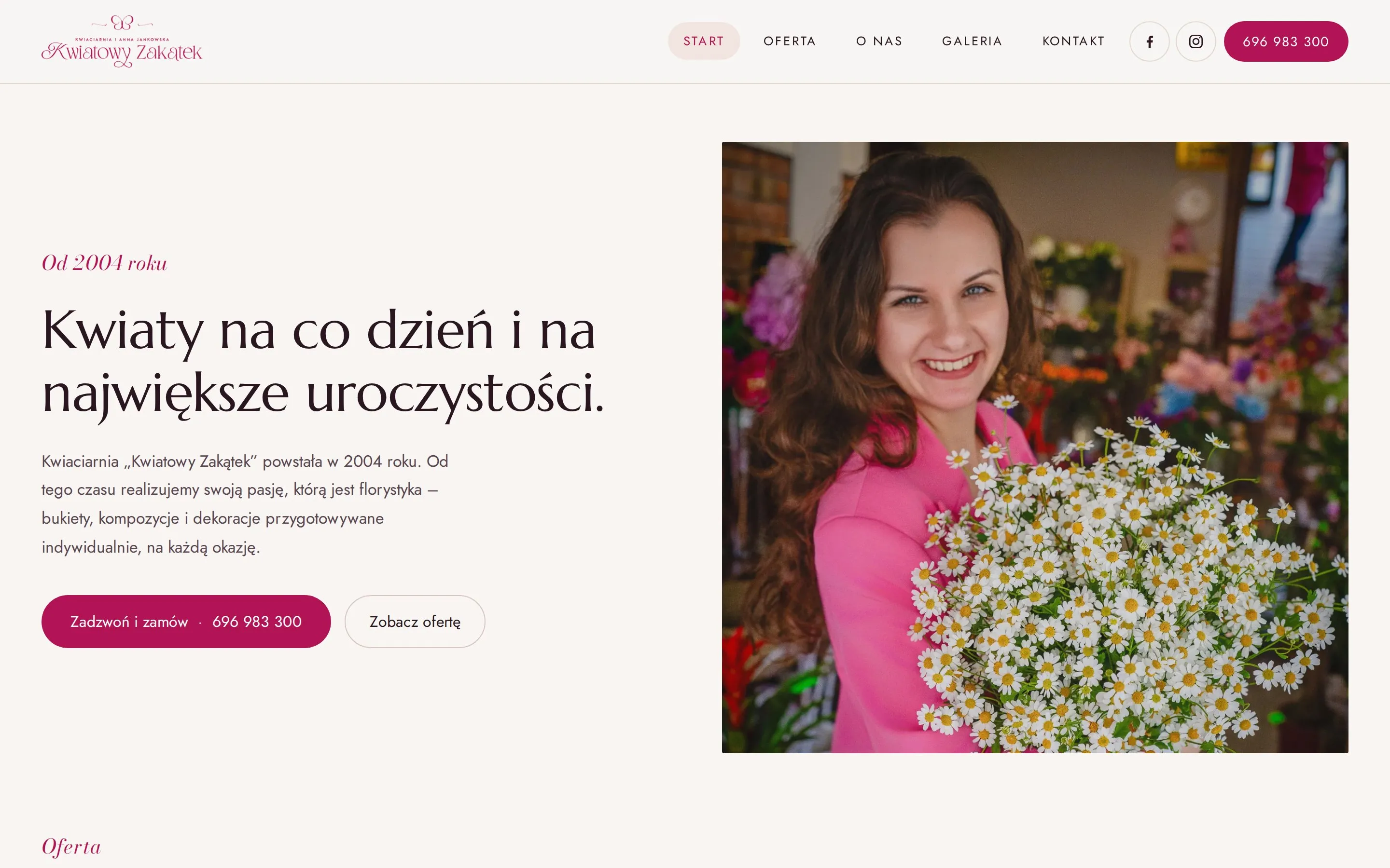 Strona kwiaciarni Kwiatowy Zakątek - widok desktop: logo, menu z numerem telefonu, nagłówek „Kwiaty na co dzień i na największe uroczystości”, przyciski „Zadzwoń i zamów” i „Zobacz ofertę” oraz zdjęcie florystki z bukietem rumianków