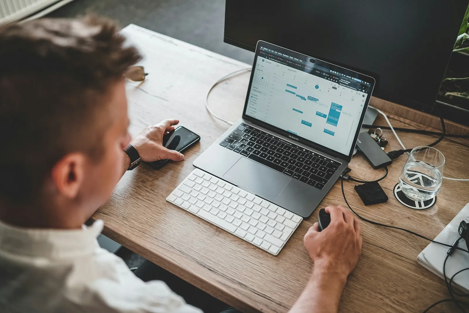 Programista pracuje nad stroną internetową na laptopie