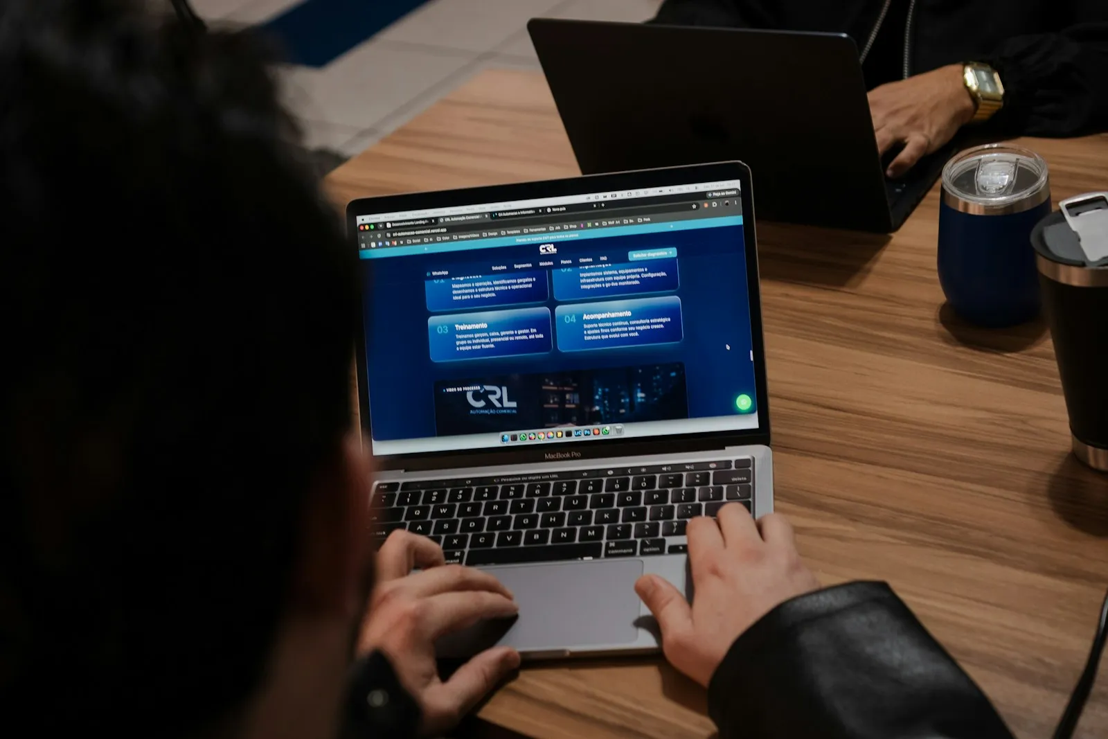 Praca w panelu strony internetowej na laptopie