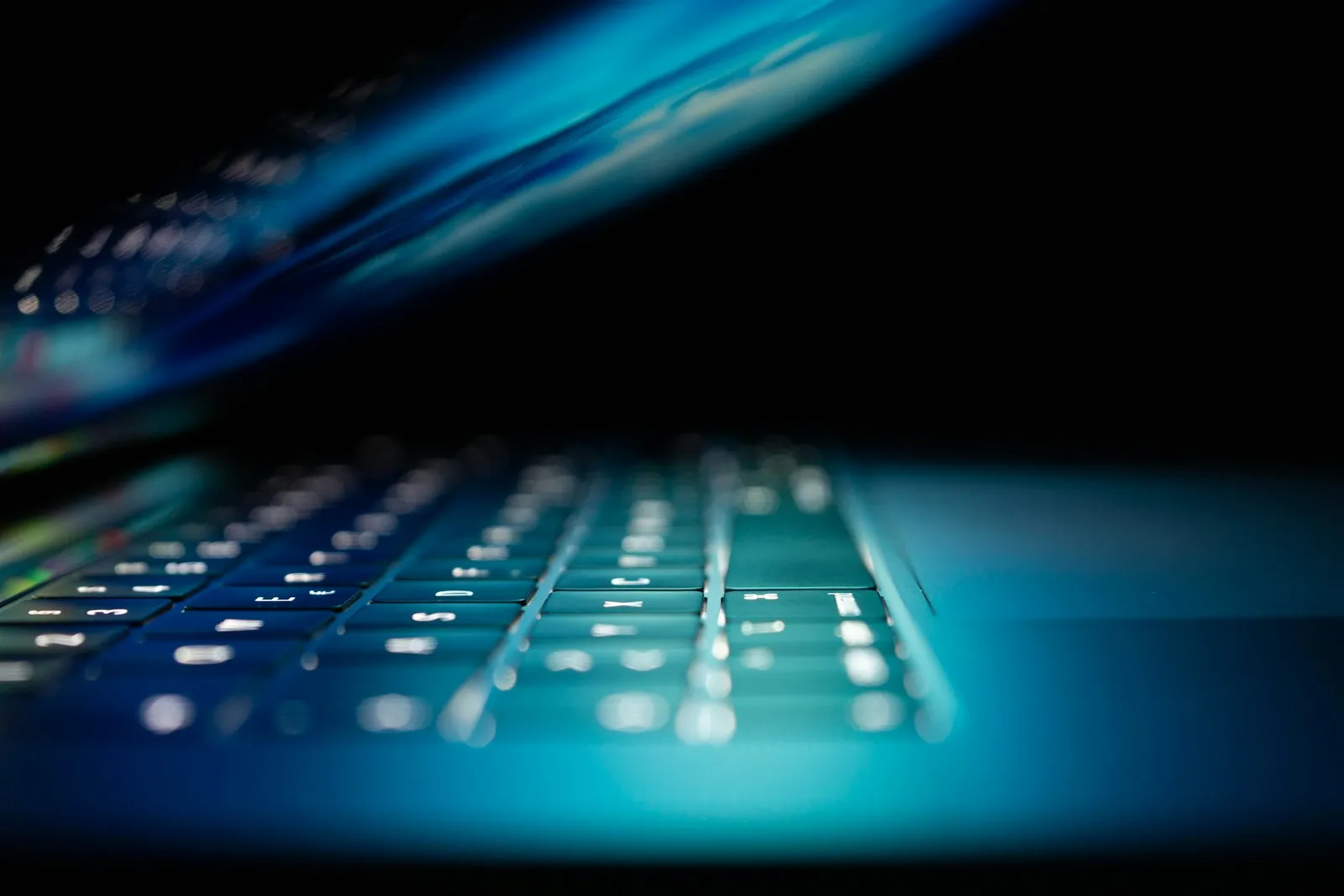 Podświetlona klawiatura laptopa w ciemności